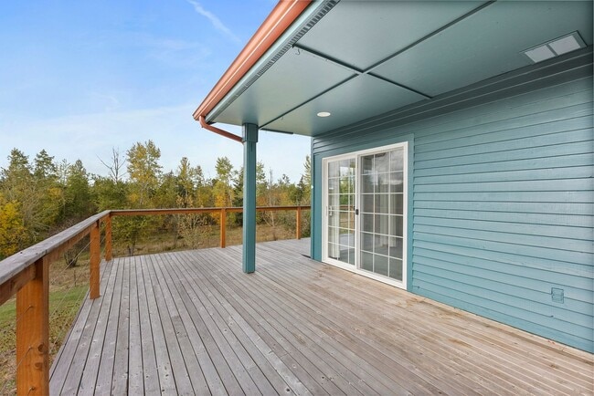 Building Photo - Yelm Country Living | 3 Bed, 3 Bath Home on 2.5 Acres | Solar Panels!
