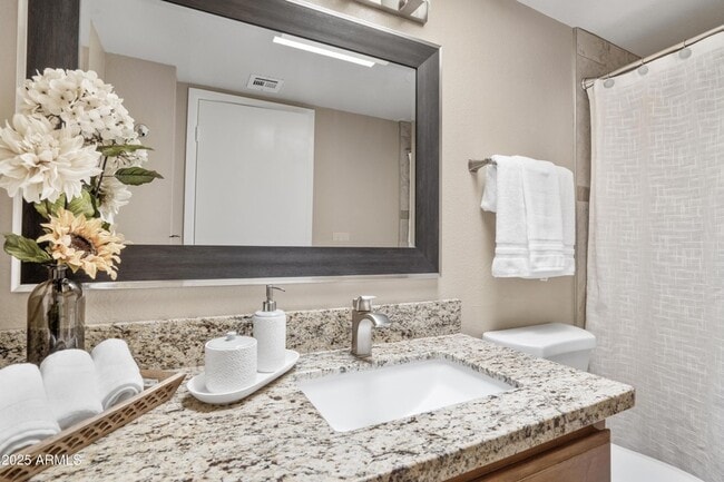 Building Photo - 719 E Lola Dr