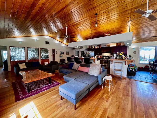 Building Photo - Love Where You Live in Lake Shores!