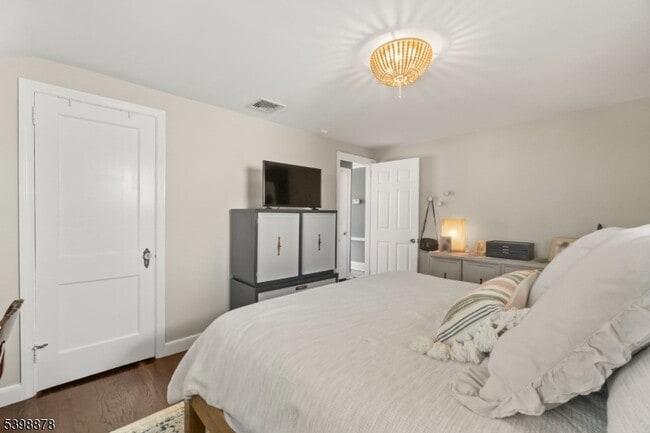 Building Photo - 24 E Harrison Pl