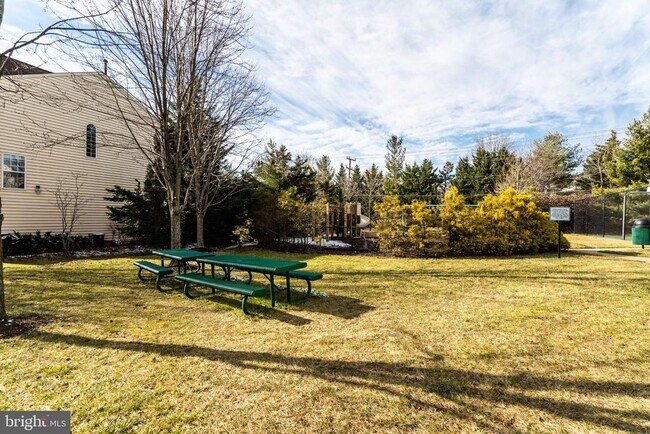 Building Photo - 2507 James Maury Dr