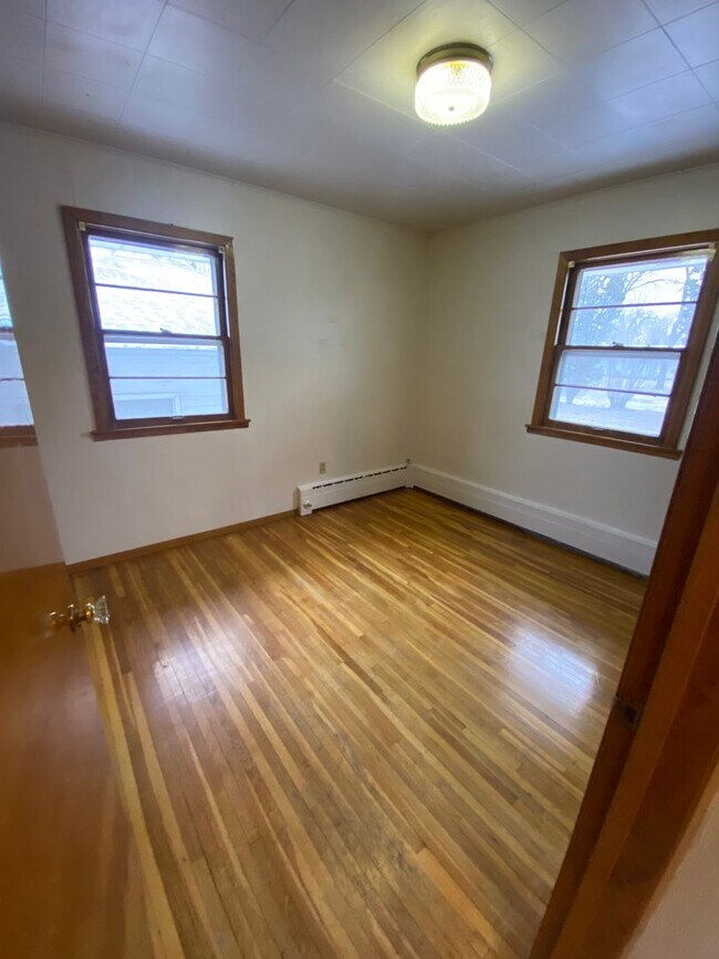Building Photo - Cozy Home with Double Stall Garage