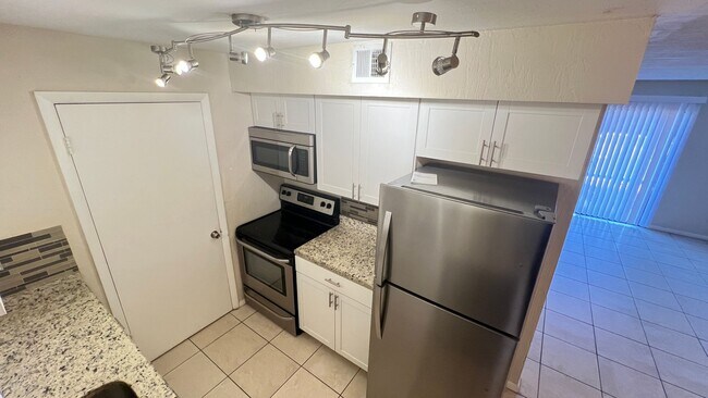Building Photo - Cozy 2 BD/ 2 BA Apartment in Palm Bay! Washer and Dryer INCLUDED!