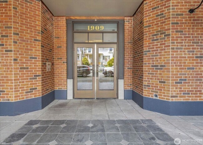Building Photo - 1909 10th Ave W
