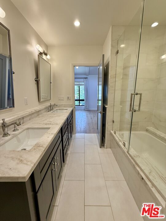 Building Photo - 853 Larrabee St