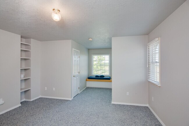 Building Photo - 3 Bedroom Farm House For Rent