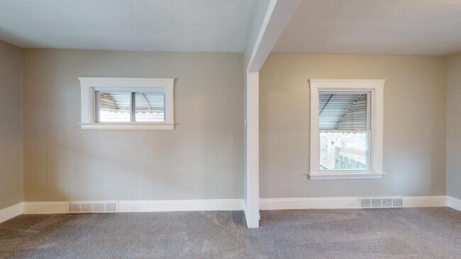 Building Photo - 3 Bed / 1 Bath in Cleveland!