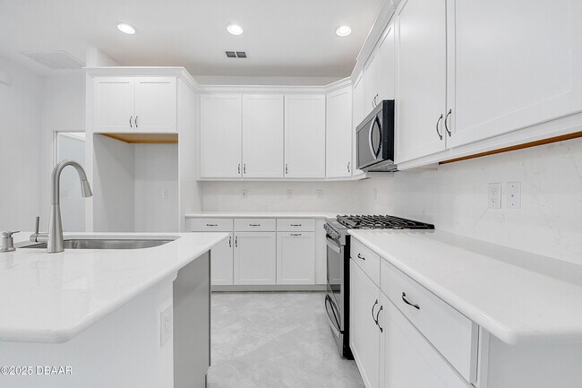 Building Photo - 215 Summertime Pl