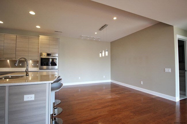 Building Photo - 713 Lois Ln
