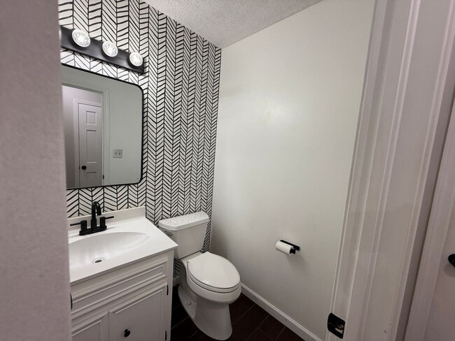 Building Photo - Luxury 4 Bed Home with Bonus Rooms and Pool