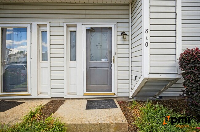 Building Photo - 2 Bed 2.5 Bath renovated townhome Virginia Beach