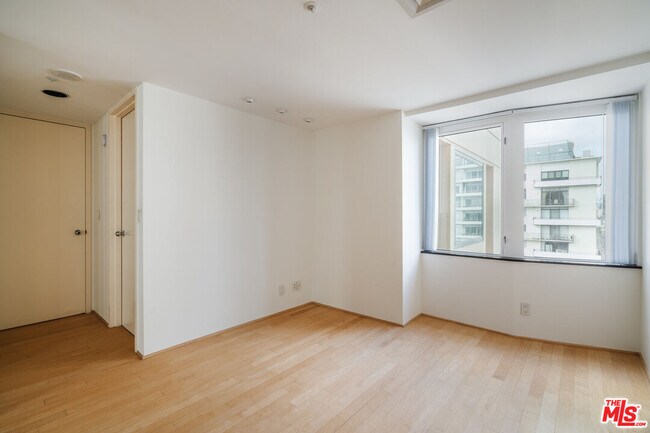 Building Photo - 10520 Wilshire Blvd