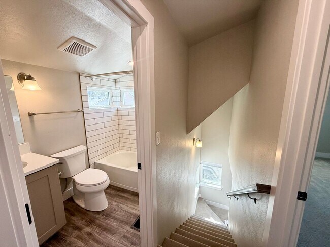 Building Photo - 614 Lesser Dr