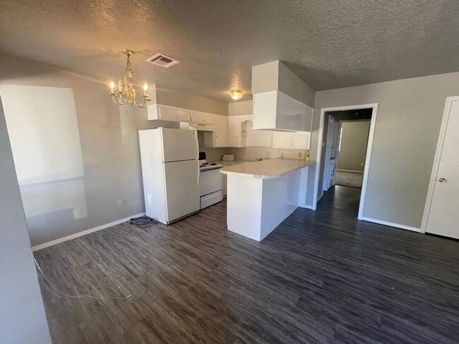 Building Photo - 2 Bed 1 Bath Duplex Available NOW!!!