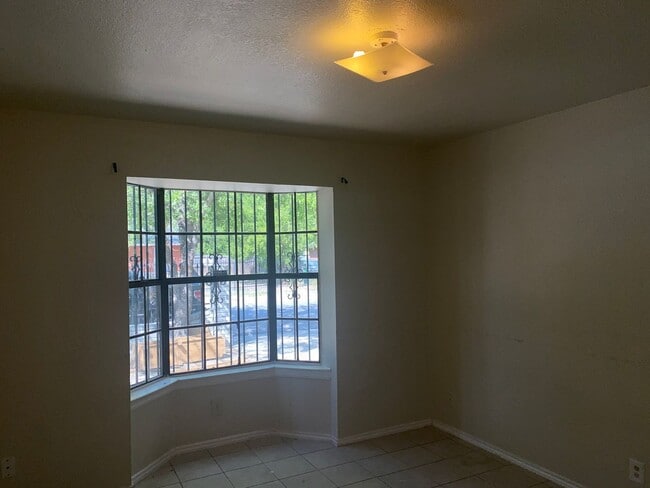 Building Photo - Near Downtown and PORT SA, BOEING CENTER T...