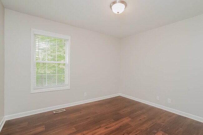 Building Photo - 151 Braxton Ln E