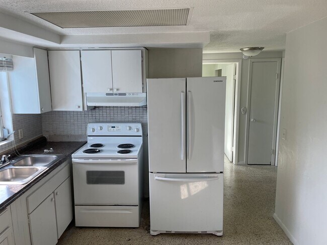 Building Photo - 2/1/1 New Port Richey