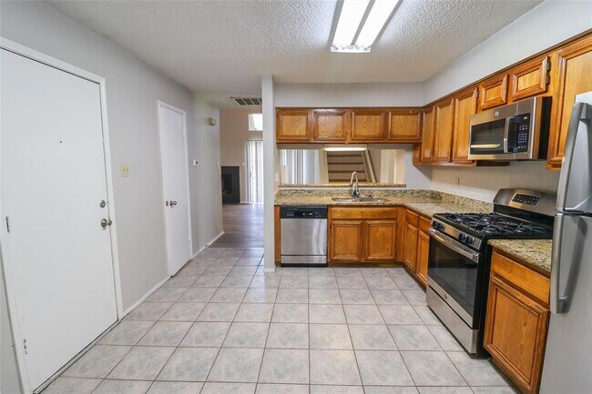Building Photo - 1546 Ridgebriar Dr