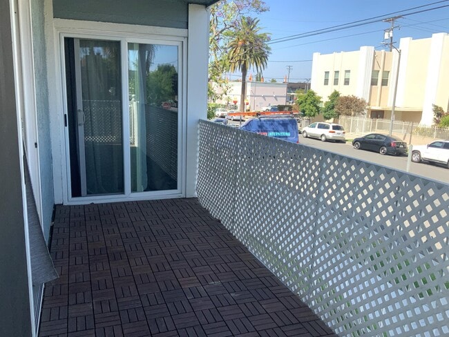 Building Photo - 955 E 3rd St