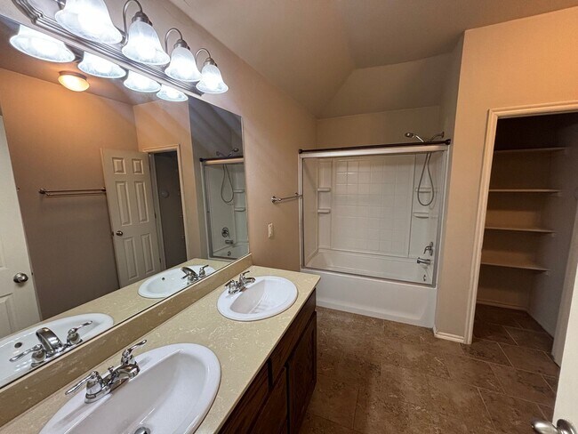 Building Photo - Wonderful 3 Bed 2 Bath in Choctaw