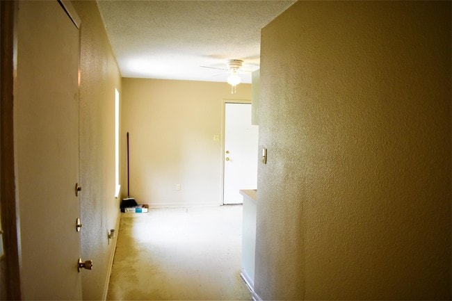 Building Photo - 2005 Railroad St