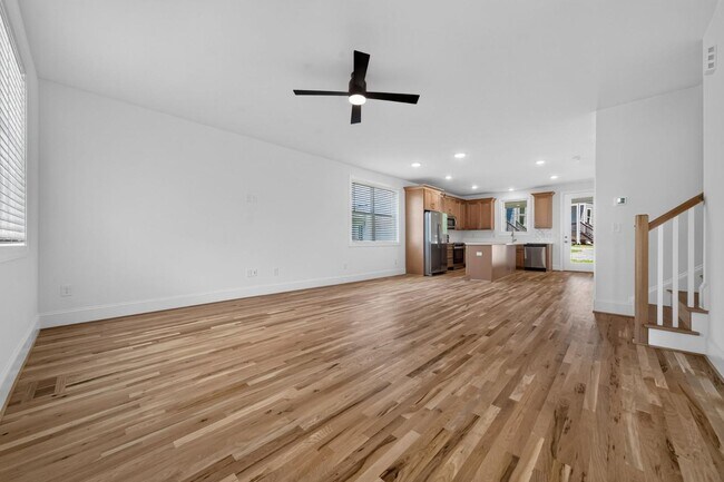 Building Photo - 1755 Crest Rd