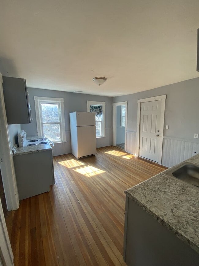 Primary Photo - 174 Curtis St