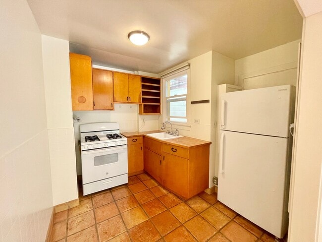 Building Photo - 1BR/1BA Garden Apartment! Laundry! Storage...
