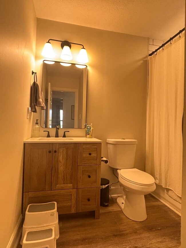 Building Photo - Lovely on Lance