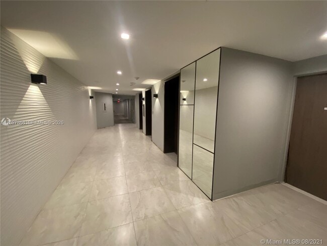 Building Photo - 2555 Collins Ave