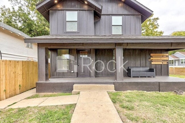 Building Photo - 4 Bedroom Home with 2.5 Bathrooms on a Corner Lot near Plaza District