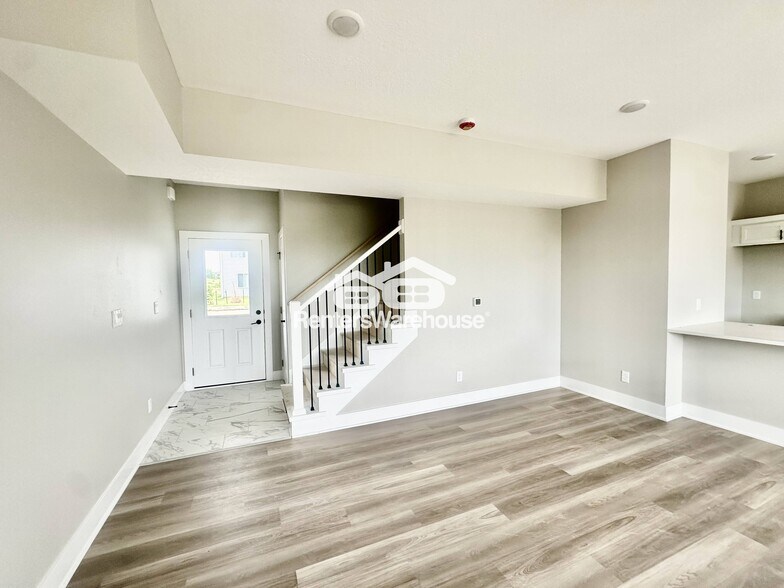 Building Photo - 7000 Lake Hill Dr