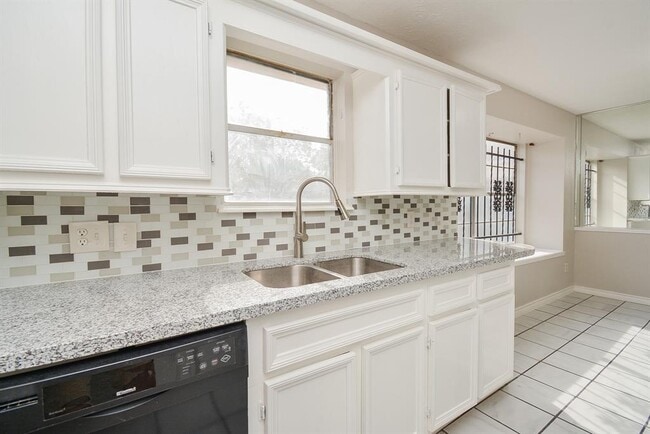Building Photo - 9334 Golden Wood Ln