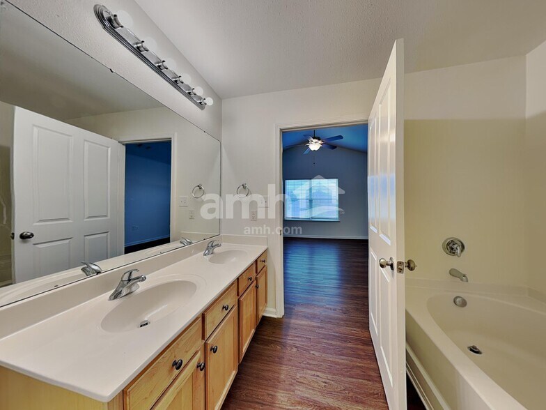 Building Photo - 1524 Eastway Dr