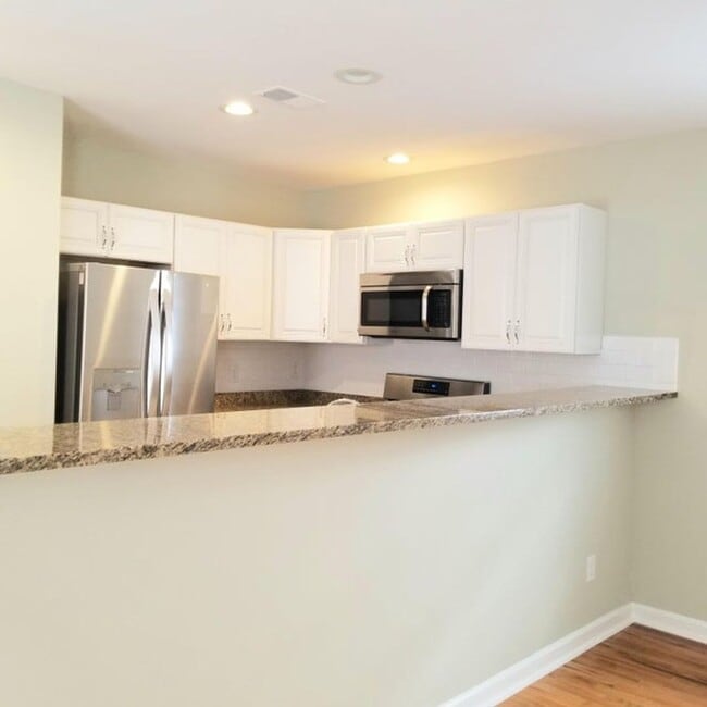 Building Photo - Available 8/1. Beautiful 3 BR/2 BA Home in the Heart of Downtown Charleston!