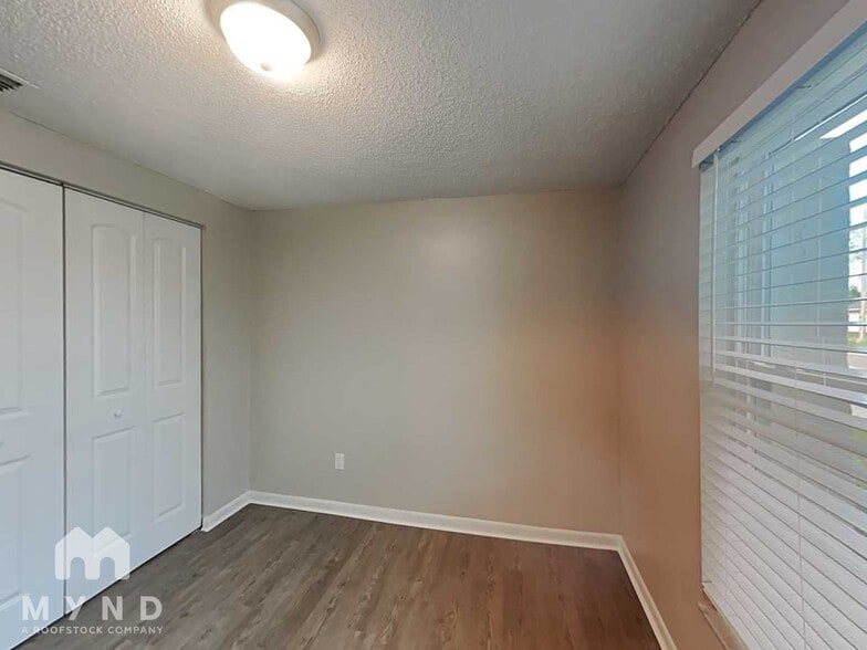 Building Photo - 2233 Selkirk St