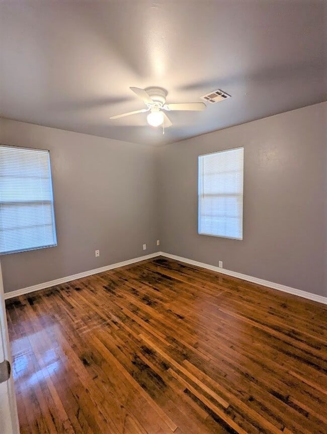 Building Photo - 2 Bed 1 Bath Plus Bonus Living/Office Cottage Style Home-The Village NW OKC