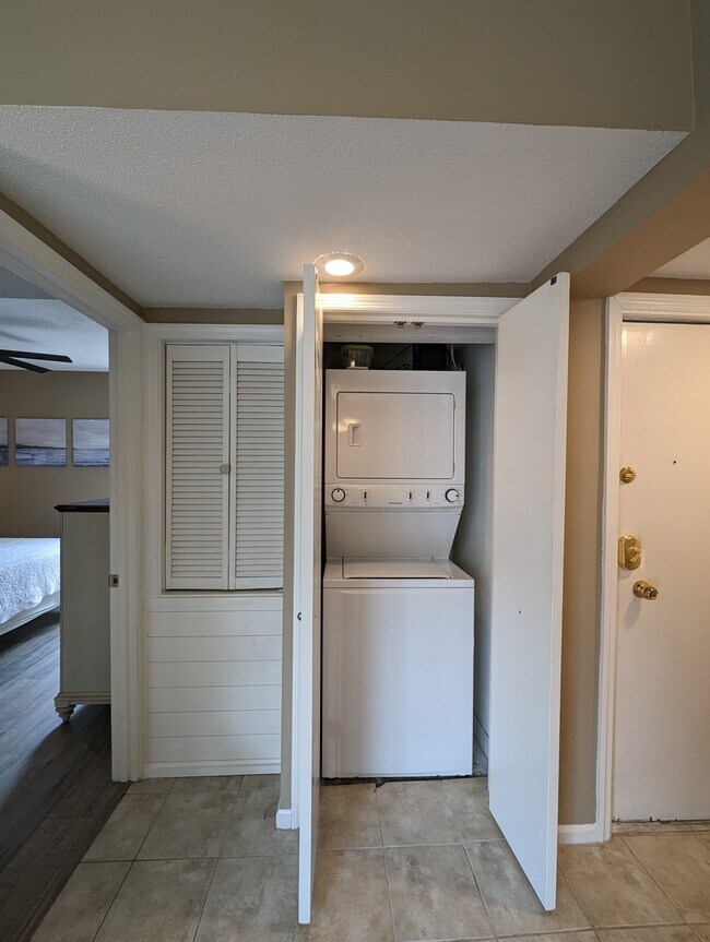 Building Photo - 42 S Forest Beach Dr