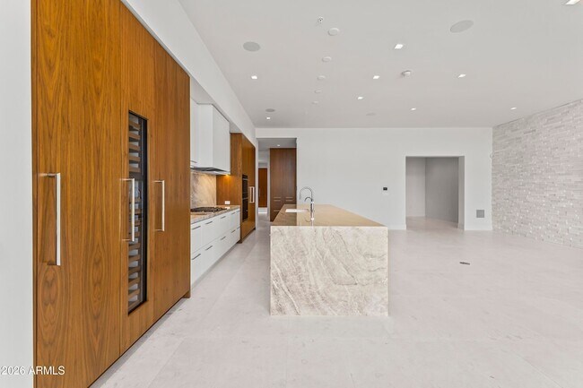 Building Photo - 6587 N Palmeraie Blvd