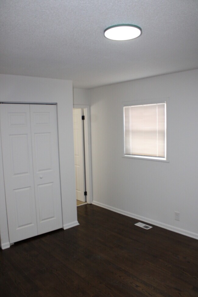 Building Photo - Spacious and inviting 5-bedroom, 2.5-bath home located in Kansas City, MO