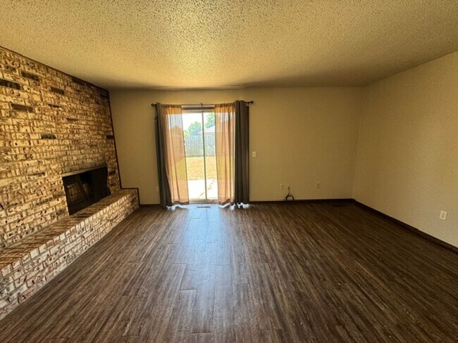 Building Photo - 2 Bedrooms, 1 1/2 baths and a 1 car garage duplex for rent in SW OKC near SW 89th and Penn!
