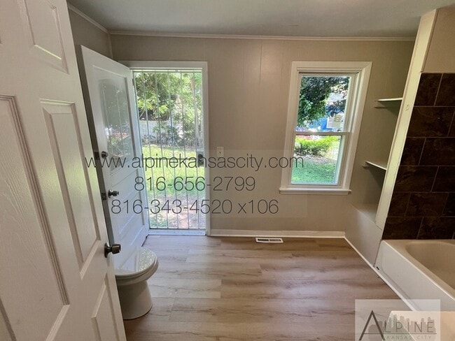Building Photo - Updated NE Home!