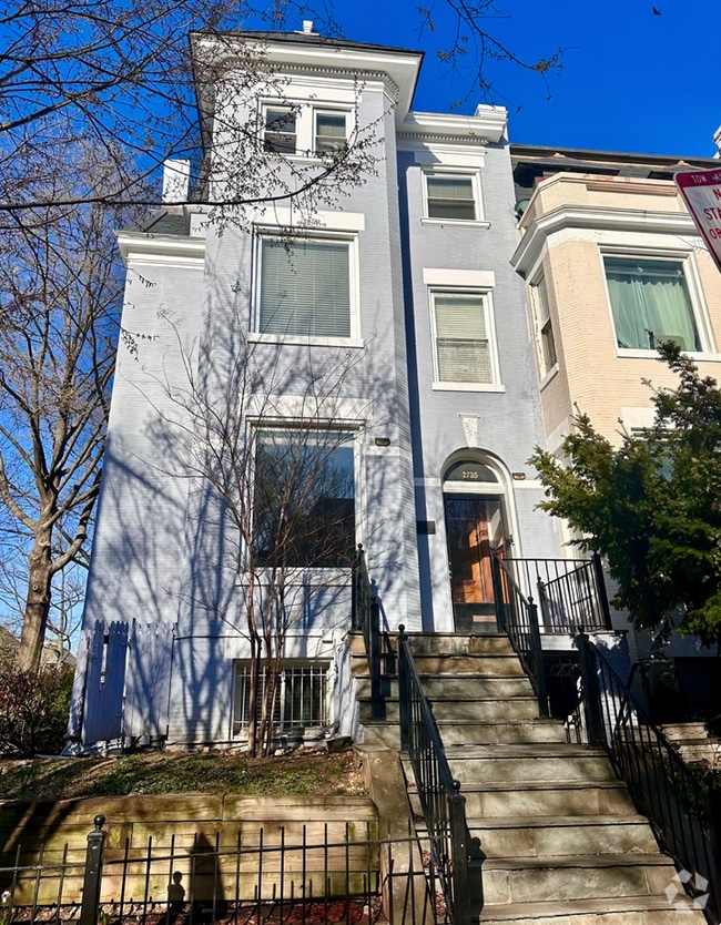 Building Photo - 2735 Ontario Rd NW