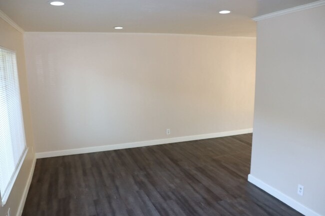 Building Photo - End unit 3 bedroom Townhouse Near Andrew H...