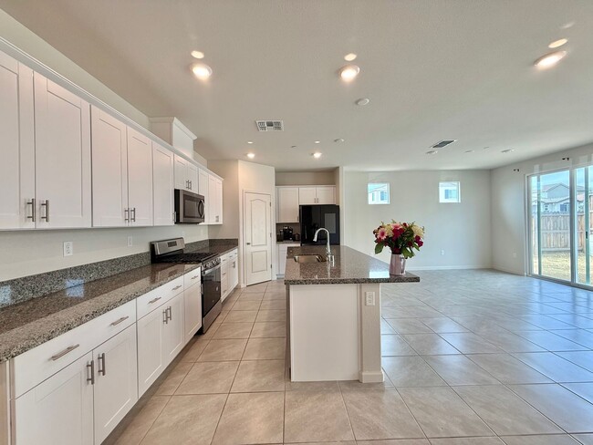 Building Photo - Bright and Modern Home in Hollister