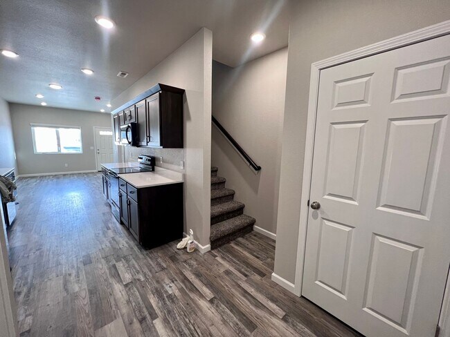Building Photo - 2-bedroom Townhome near Legacy High School!