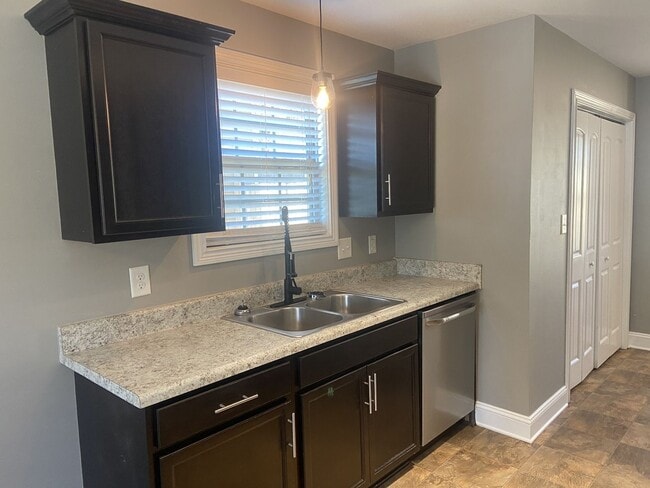 Building Photo - Sweet 3 bed 2 bath.  No Backyard Neighbors.