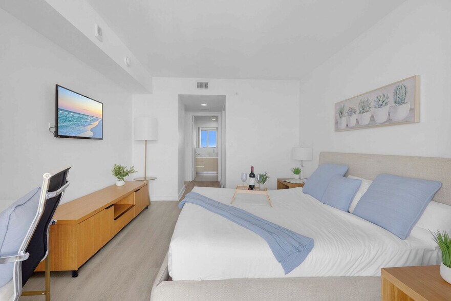 Building Photo - 1180 E Hallandale Beach Blvd