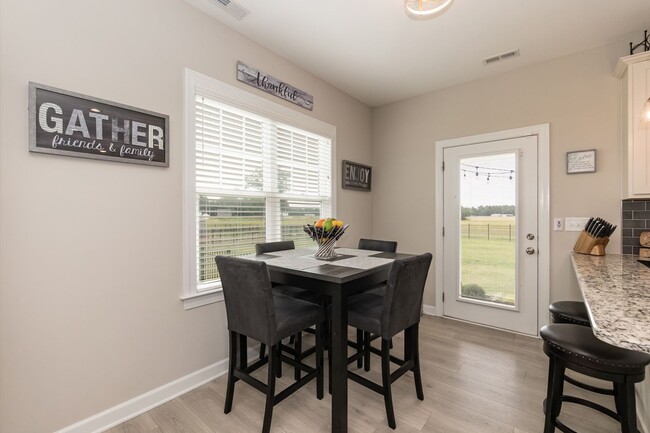 Building Photo - Three Bedroom Home!