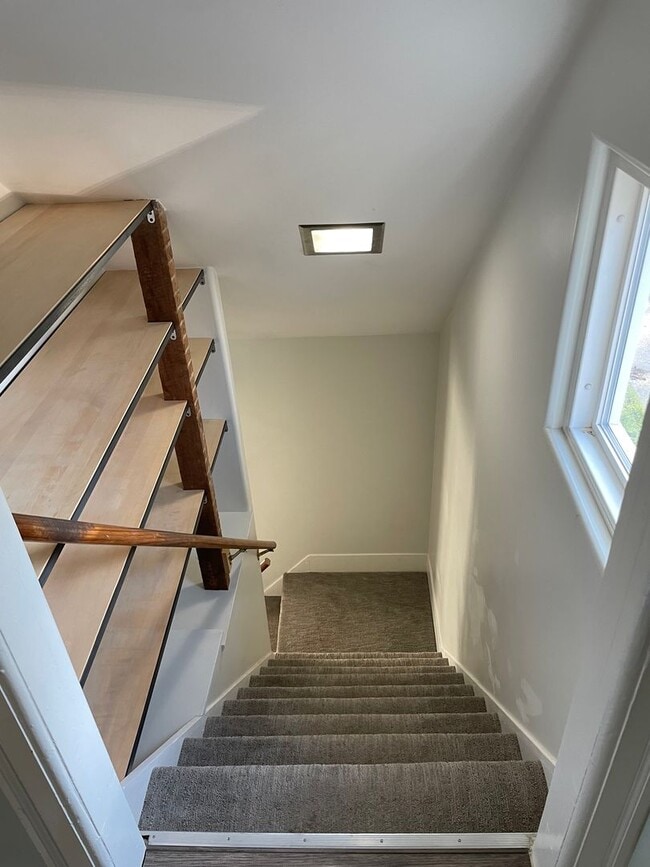 Building Photo - Lovely 4 Bedroom John Ball Park